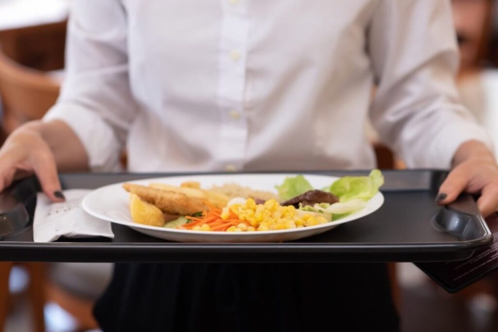 bandeja-sustentavel-no-restaurante-corporativo